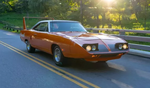 Câu chuyện về người phụ nữ lái xe Plymouth Superbird 1970 trong 40 năm trước khi qua đời