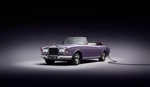 Rolls-Royce Corniche mà "Qua" Vũ đang sở hữu có bản độ rất kỳ công, thay hẳn động cơ điện