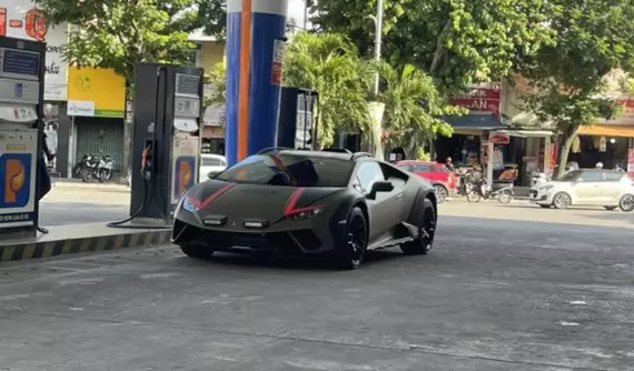Mới xuất hiện, siêu bò Lamborghini Huracan Sterrato đầu tiên về Việt Nam đã bị bắt gặp ở Huế