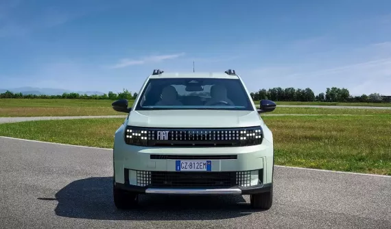 Cận cảnh Fiat Grande Panda 2025 với việc trang bị thêm động cơ xăng, bên cạnh máy hybrid và điện