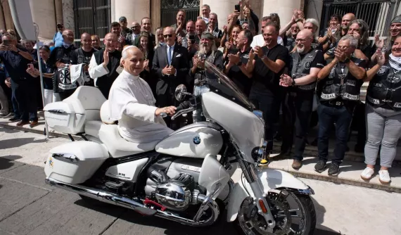 Giáo hoàng Lêô XIV được tặng xe mô tô BMW R18 nhưng sẽ không điều khiển nó qua Vatican