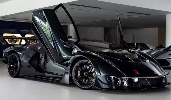 Xe đua Lamborghini Essenza SCV12 này rất phù hợp với nhu cầu chơi xe của Minh "Nhựa": Giá cũng chỉ 2 triệu USD