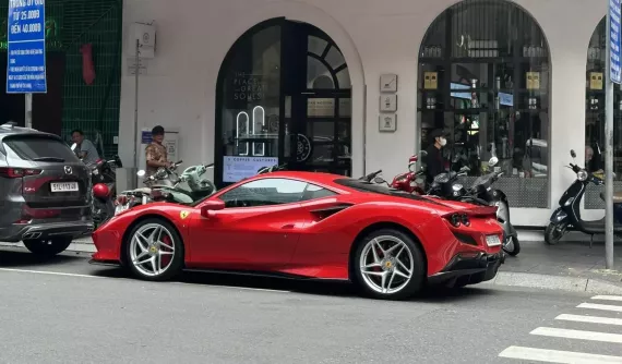 Ferrari F8 Tributo của tiktoker nổi tiếng xuất hiện trên đường phố Tp.HCM