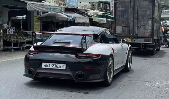 Tỷ phú USD của Việt Nam tiếp tục săn biển có dãy số 23863 chỉ 40 triệu đồng, lần này lắp cho Porsche 911 GT2 RS giá hơn 24 tỷ đồng