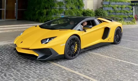 Lamborghini Aventador SV Roadster được rao bán tiếp sau 3 năm bị nhốt ở garage xe