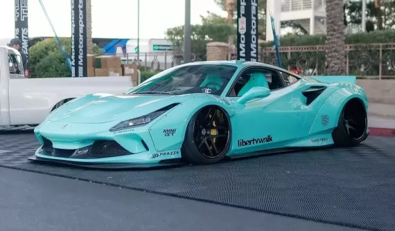 Bạn không nhầm đâu, kiểu độ xe Ferrari F8 này đích thực là của Liberty Walk