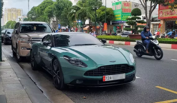 Cận cảnh Aston Martin DB11 V8 Racing Green 1959 hàng độc tại Việt Nam