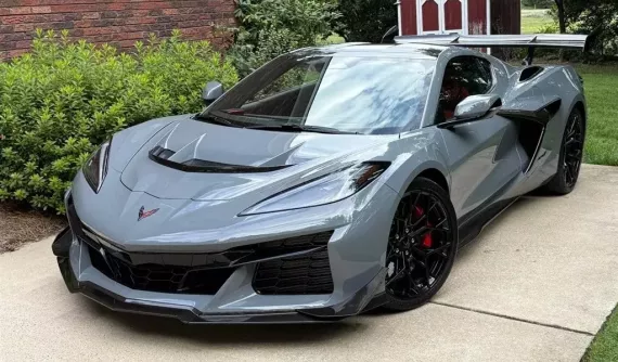 Được trả đến 360.000 đô la nhưng đại lý vẫn không cho Chevrolet Corvette ZR1 ZTK 2025 rời showroow