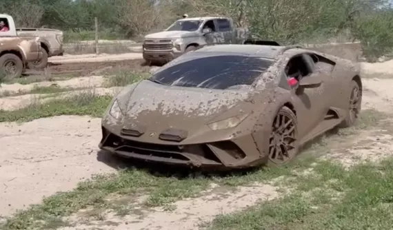Dân chơi Mexico trải nghiệm Lamborghini Huracan Sterrato đúng chất off-road: Từ vũng nước đến bùn lầy đều không ngại