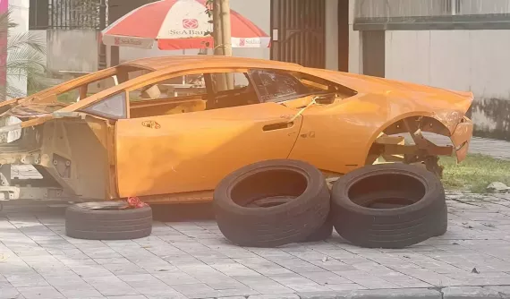 Khung xe Lamborghini Huracan trơ trọi tại Hà Nội thu hút người dân hiếu kỳ