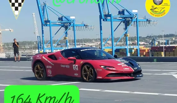 Tay đua lập kỷ lục tốc độ trên tàu sân bay cùng siêu xe Ferrari gần 1.000 mã lực