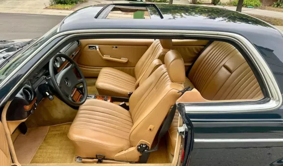 Nhìn chiếc xe Mercedes-Benz 300 CD này có lẽ nhà sưu tập Việt Nam sẽ sớm săn lùng nếu nó tồn tại ở đây