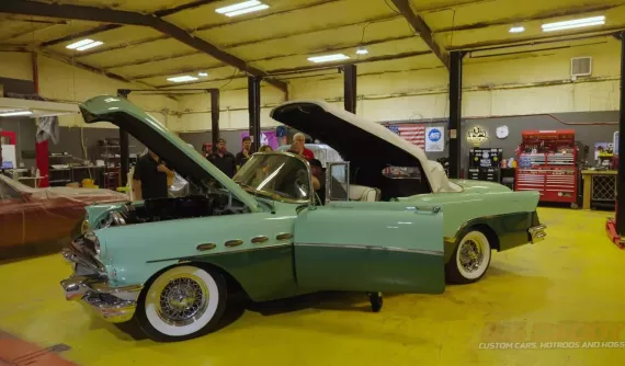 Câu chuyện về món quà Buick Roadmaster mui trần 1956 của con rể dành tặng bố vợ