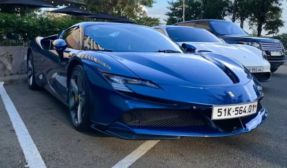 "Viral" với việc tặng nhân viên, bạn siêu giàu Iphone 17, Cường "Đô-la" bị bắt gặp lái Ferrari SF90 Spider dạo phố