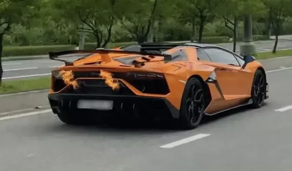 Lamborghini Aventador SVJ Roadster tăng tốc trên đường phố Sài thành khiến ống xả "phun lửa"