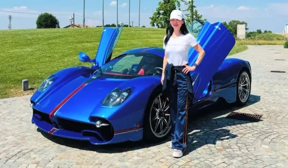 Nữ doanh nhân Singapore xuất hiện tại Việt Nam ở hành trình Gumball 3000 2024 tậu siêu xe triệu đô Pagani Utopia
