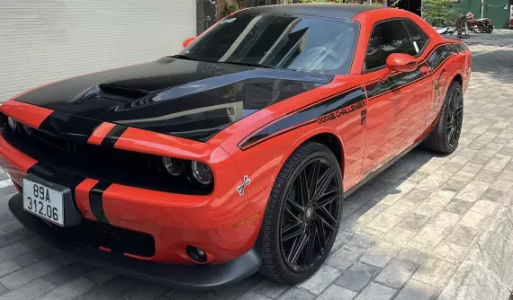 Dodge Challenger lạ mắt mang biển số của tỉnh Hưng Yên
