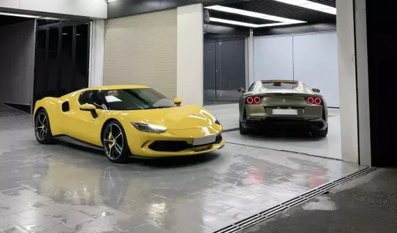 Ferrari 812 GTS màu độc đọ dáng cùng Ferrari 296 GTB ở Thành phố Hồ Chí Minh