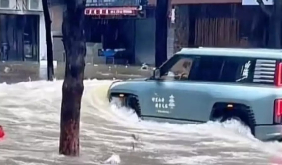 BYD Yangwang U8 lội nước trên đường ngập tạo sóng lớn, làm vỡ kính cửa hàng, biến dạng cửa cuốn