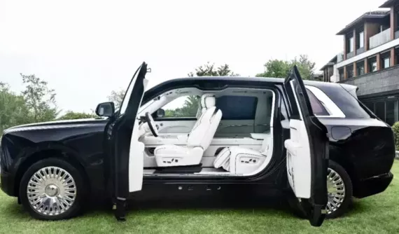 Hãng chuyên sản xuất máy hút bụi ở Trung Quốc cho ra mắt bản sao của Rolls-Royce Cullinan, bỏ luôn cột B
