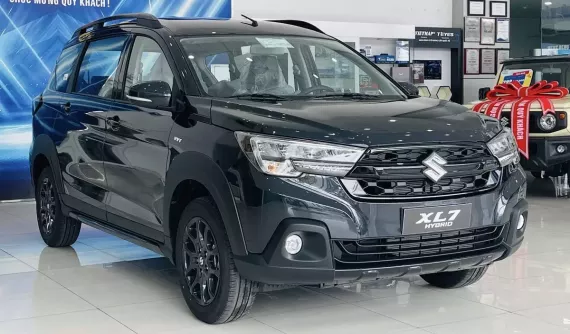 Cận cảnh Suzuki XL7 Black Edition mới tại đại lý Việt, được giảm giá đến 70 triệu đồng