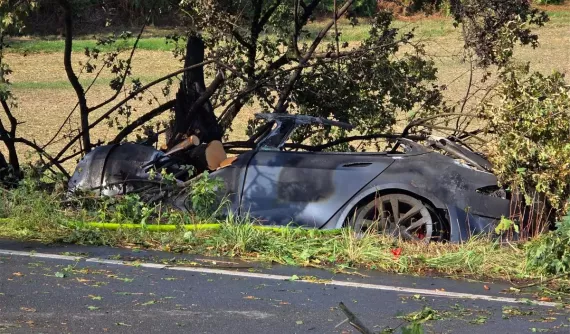 Hai đứa trẻ tử vong trong vụ cháy ô tô điện vì tay nắm cửa không mở được