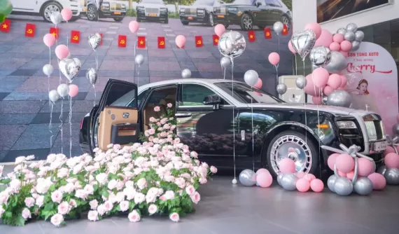Xuýt xoa trước lễ bàn giao xe Rolls-Royce Ghost Series I cho cô gái ở Hà Nội