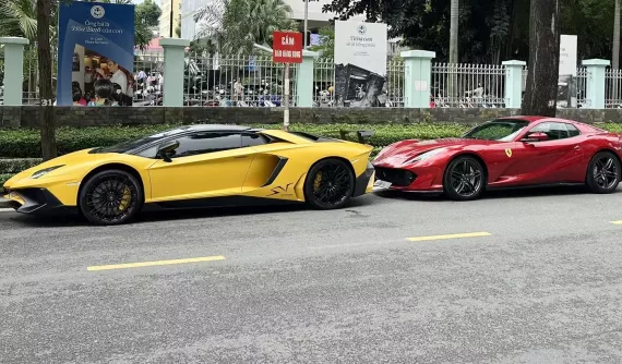 Đã Lamborghini Aventador SV Roadster còn đi cùng Ferrari 812 GTS xuống phố Sài thành