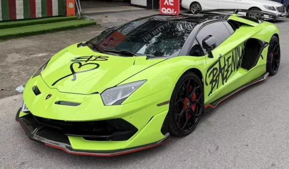 Lạ mắt với Lamborghini Aventador "SVJ Roadster" màu xanh cốm ở Hà Nội
