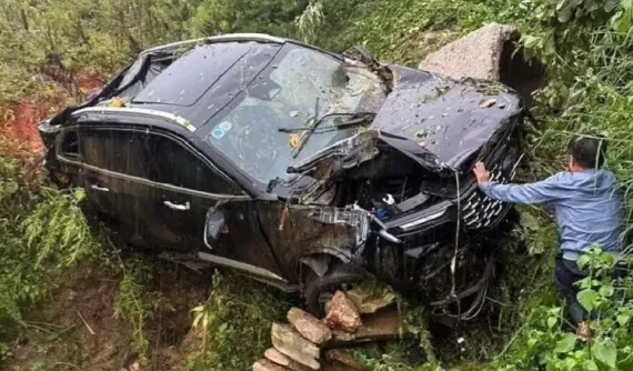 Video quay khoảnh khắc chiếc Ford Territory bị hất văng xuống vực vì sạt lở đất tại Sa Pa