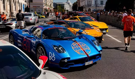 Nữ doanh nhân Singapore tham dự Gumball 3000 2025 với siêu phẩm Pagani Utopia