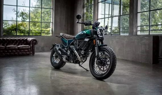 Ducati Scrambler Nightshift 2026 trình làng với màu sơn mới xanh ngọc lục bảo