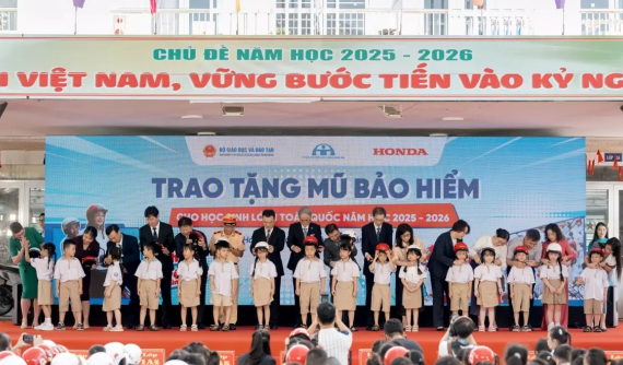 Honda Việt Nam tặng mũ bảo hiểm cho học sinh lớp 1