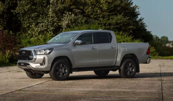 Toyota cáo buộc các đối thủ bán xe hybrid "giả cầy” để đánh lừa người tiêu dùng