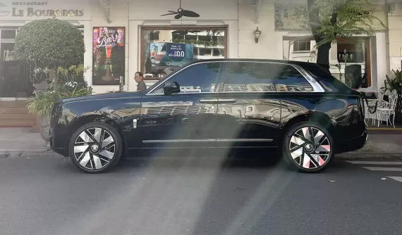Doanh nhân Tp.HCM tậu Rolls-Royce Cullinan Series II đầu tiên về Việt Nam, giá chỉ 26 tỷ đồng