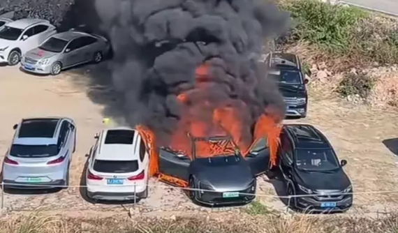 Xe điện mới chạy 1.000 km của Trung Quốc bốc cháy khi đang đỗ, lan sang 7 ô tô khác