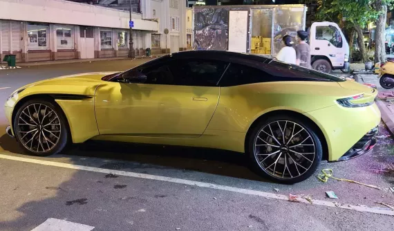 Aston Martin DB11 Cosmopolitan Yellow duy nhất Việt Nam xuất hiện
