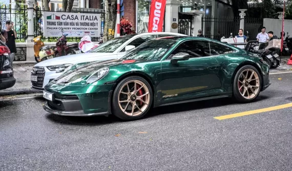 Biker Hà Nội tiếp tục chi mạnh tay cho bản độ Porsche 911 "GT3" của mình