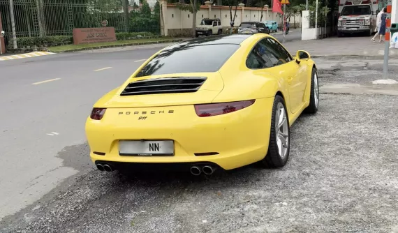 Tậu xe Porsche 911 991 gần 10 năm, anh chàng ngoại quốc này vẫn để trong garage xe ở Tp.HCM