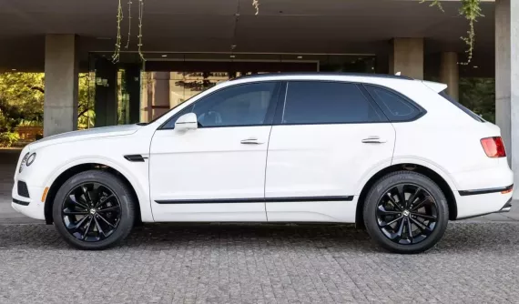 Mua xe Bentley Bentayga cũ chỉ mới 3 năm, người chơi lỗ gần 2 tỷ đồng, phải chi mua vàng giờ đã có thêm 2 xe