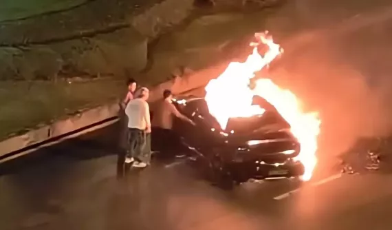 Xiaomi SU7 Ultra bốc cháy sau tai nạn, tài xế tử vong trong xe, nghi là do không mở được cửa