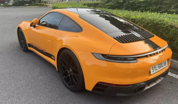Porsche 911 Carrera GTS màu lạ xuất hiện tại "thiên đường siêu xe" ở Sài thành