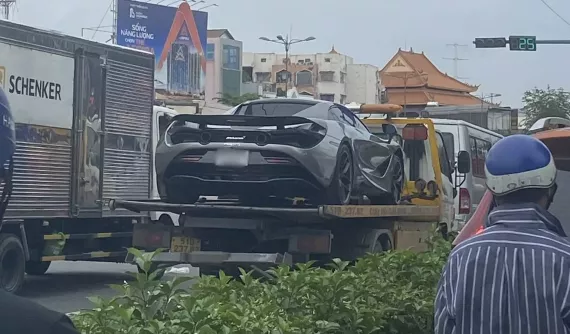 McLaren 720S Spider từng thuộc sở hữu của 2 hot mom nổi tiếng bất ngờ được dán màu lạ mắt