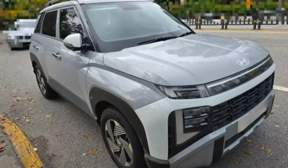 Hyundai Venue thế hệ mới lộ ảnh trần trụi trên đường phố, ra mắt vào tháng sau
