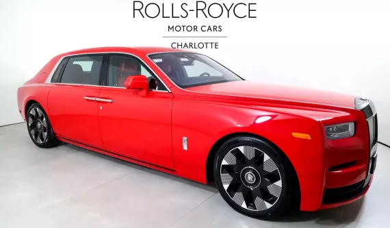 Rolls-Royce Phantom VIII được sơn màu đỏ chói lóa