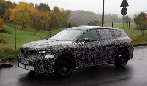 BMW iX3 M 2028 bị bắt gặp với lớp ngụy trang kín như bưng nhưng vẫn có chi tiết lộ ra ở nắp capô