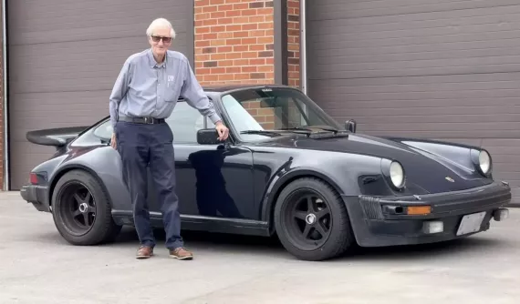 Khâm phục quý ông lớn tuổi đã lái chiếc Porsche 911 này hơn 1,3 triệu km trong hàng thập kỷ qua