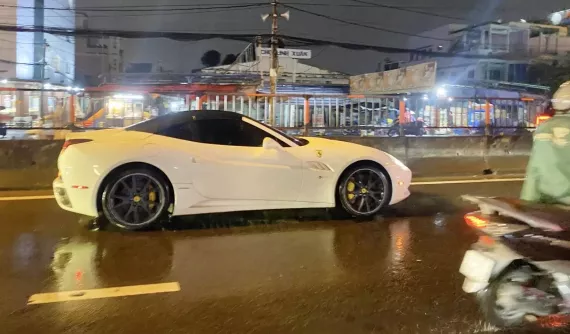 "Bạch mã" Ferrari California độc nhất Việt Nam xuất hiện ở Sài thành với biển số 30K
