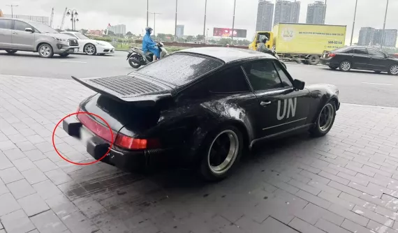 Vì sao chiếc Porsche 930 Turbo này lại có 2 cục gu to bản ở đuôi xe?