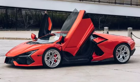 Lamborghini Revuelto đã màu đỏ cam nóng bỏng lại còn trang bị bộ mâm quá ấn tượng